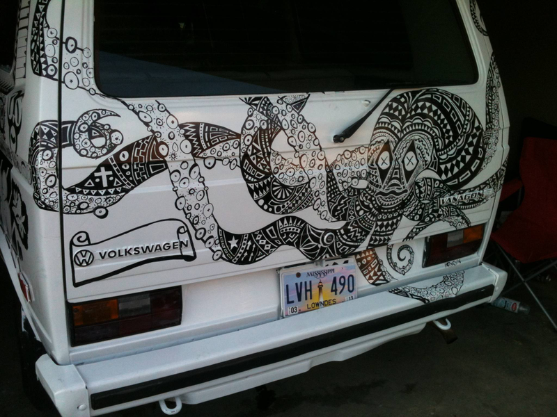 Illustration for article titled Guy invites strangers to get drunk and draw on his van,